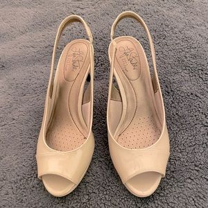 Life Stride taupe patent leather heels 7.5